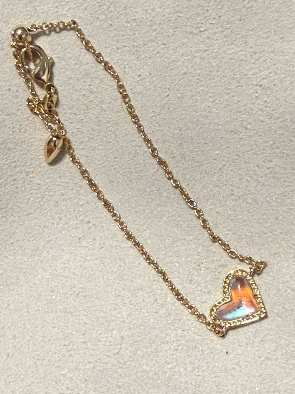 Kendra Scott Ari Heart Bracelet – Iridescent Heart Gold Tone